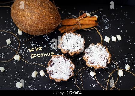 Muffins à la noix de coco sur un fond noir Banque D'Images