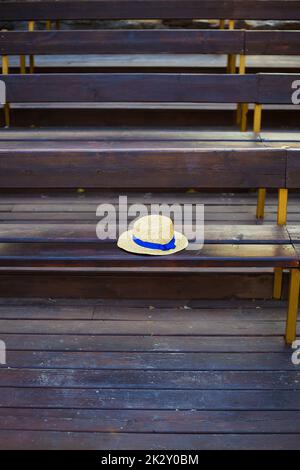 Le chapeau se trouve sur un beau banc en bois. Bulgarie, Nessebar Banque D'Images