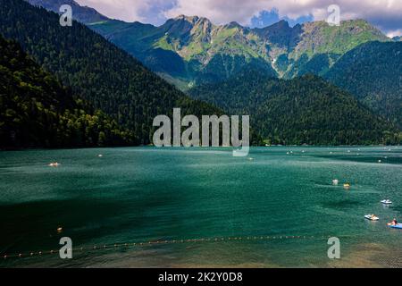 Lac Ritsa dans les montagnes en Abkhazie. Banque D'Images