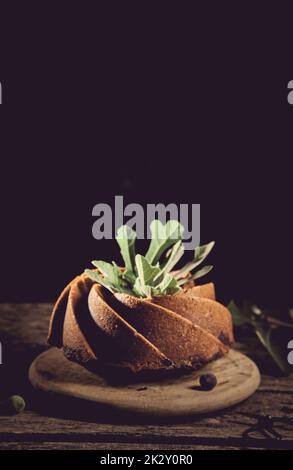 Délicieux gâteau aux figues servi sur planche à découper Banque D'Images