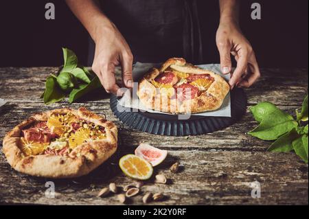 Chef sans visage avec tarte fruitée Banque D'Images