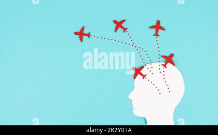 Silhouette d'une tête avec des avions rouges qui volent dans des directions différentes, ayant une vision pour l'avenir, idée pour une nouvelle entreprise, penser hors de la boîte, étant ouvert d'esprit Banque D'Images