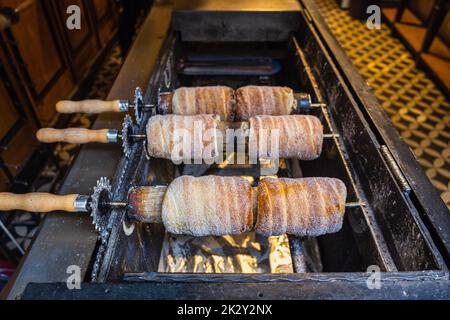 Trdelnik est la cuisine de rue de Prague. Sucré tchèque traditionnel national Banque D'Images