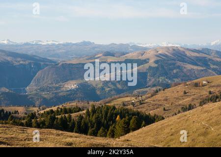 Paysage d'automne du mont Grappa. Vue sur les Alpes italiennes Banque D'Images