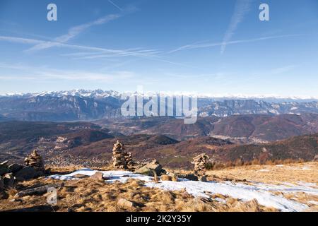 Paysage depuis la partie supérieure de montage de Costalta. Panorama des Alpes italiennes Banque D'Images