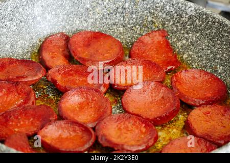 Saucisse de bœuf poêlée de style turc avec de grandes tranches, saucisse de bœuf chaude est cuite dans la poêle Banque D'Images