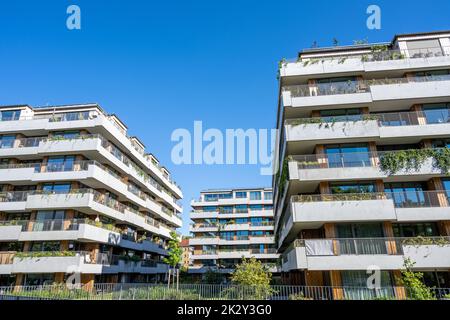 Appartements modernes avec une façade en béton vus à Berlin, en Allemagne Banque D'Images