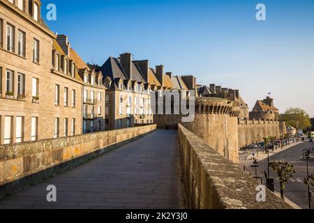 Remparts fortifiés et ville de Saint-Malo, Bretagne, France Banque D'Images