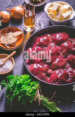 Foie de poulet cru avec des ingrédients de cuisson pour le pâté de foie Banque D'Images