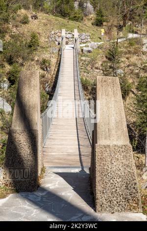 Pont suspendu dans la vallée de Klausbachtal près de Ramsau, Berchtesgaden, Bavière, Allemagne Banque D'Images