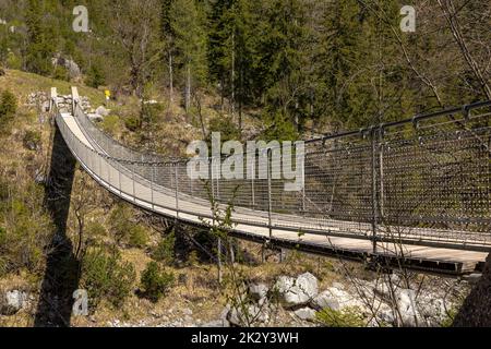 Pont suspendu dans la vallée de Klausbachtal près de Ramsau, Berchtesgaden, Bavière, Allemagne Banque D'Images