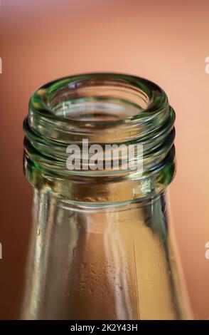 Un gros plan d'un col d'une bouteille en verre pour boissons. Banque D'Images