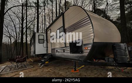 Campez dans un camping en Caroline du Nord, car le soleil se couche Banque D'Images