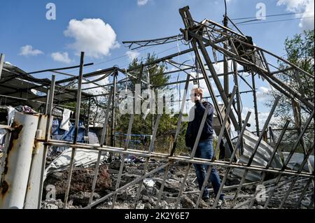 ZAPORIZHHIA, UKRAINE - 23 SEPTEMBRE 2022 - Un homme parle au téléphone dans le parking d'une fusée russe, Zaporizhzhia, dans le sud-est de l'Ukraine. Banque D'Images