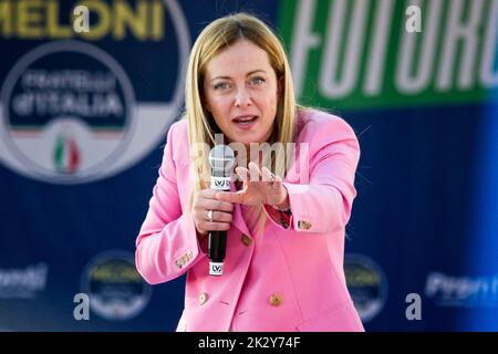 Italie. 23rd septembre 2022. Giorgia Meloni député de la république italienne, lors d'une réunion avec les habitants de la ville à la plage de Bagnoli, avant les élections qui auront lieu le 25 septembre. Crédit: Vincenzo Izzo/Alamy Live News Banque D'Images