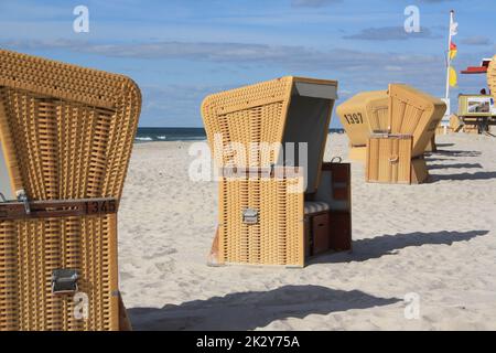 Chaises de plage sur la plage de Wenningstedt sur l'île de Sylt Banque D'Images
