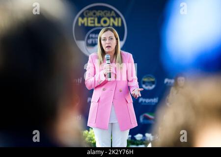 Bagnoli, Italie. 23rd septembre 2022. Giorgia Meloni député de la république italienne, lors d'une réunion avec les habitants de la ville à la plage de Bagnoli, avant les élections qui auront lieu le 25 septembre. Bagnoli, Italie, 23 septembre 2022. (Photo de Vicnenzo Izzo/Sipa USA) crédit: SIPA USA/Alay Live News Banque D'Images