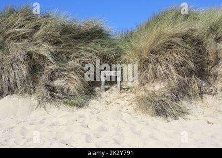 Panneau 'pas d'intrusion' dans les dunes de Sylt Banque D'Images