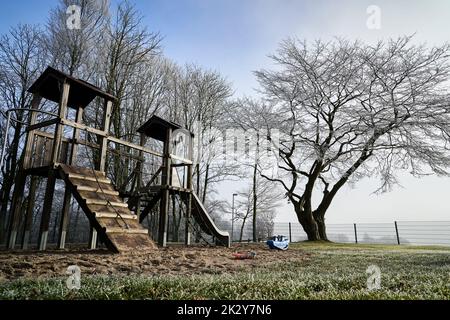 Le givre, aussi le givre, le gel de radiation, ou pruina, dans un terrain de jeu abandonné pendant Covid 19, Corona Banque D'Images