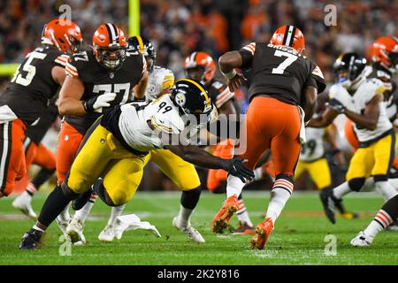 Cleveland, Ohio, États-Unis. 22nd septembre 2022. 22 septembre 2022 les Steelers de Pittsburgh s'attaquent défensifs Larry Ogunjobi (99) et le quarterback des Browns de Cleveland Jacoby Brissett (7) pendant les Steelers contre les Browns de Cleveland à Cleveland, Ohio, au stade FirstEnergy. Jake Mysliwczyk/BMR (image de crédit : © Jake Mysliwczyk/BMR via ZUMA Press Wire) Banque D'Images