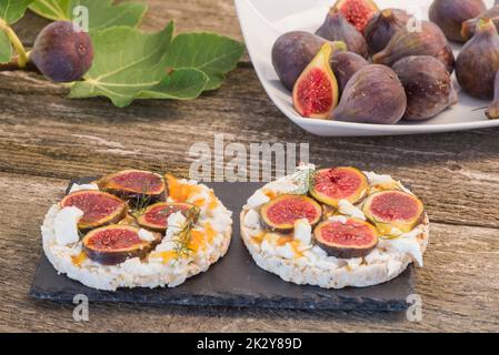 figues et fromage avec des toasts bio Banque D'Images