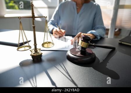 Juge à Gavel et à l'échelle du droit au tribunal Banque D'Images