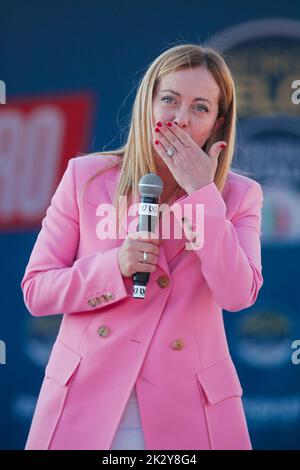 Naples, Italie. 23rd septembre 2022. Secrétaire et Premier ministre candidat Giorgia Meloni parle lors d'une réunion du parti 'Fratelli d'Italia' sur la plage dans le district de Bagnoli, pendant la campagne électorale pour les élections générales crédit: Agence de photo indépendante / Alay Live News Banque D'Images