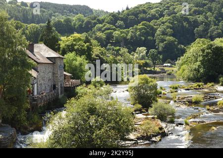 Le Corn Mill Pub sur la rivière Dee. Llangollen, Denbighshire, pays de Galles. Banque D'Images