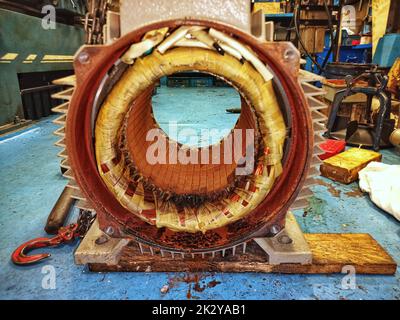 bobinage du moteur brûlé, isolation basse de l'enroulement du moteur, test du mégohmmètre, défaut d'isolation sur le moteur électrique, défaut de mise à la terre du moteur électrique, mise à la terre du moteur Banque D'Images