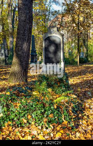 Vue sur le célèbre cimetière du Nord de Munich, Allemagne avec des pierres tombales historiques. Les funérailles n'ont pas eu lieu ici depuis 1944. Au lieu de cela, le cimetière est Banque D'Images
