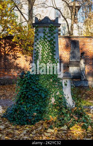 Vue sur le célèbre cimetière du Nord de Munich, Allemagne avec des pierres tombales historiques. Les funérailles n'ont pas eu lieu ici depuis 1944. Au lieu de cela, le cimetière est Banque D'Images