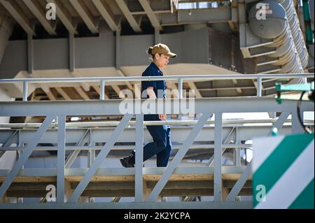 Busan, Corée du Sud. 23rd septembre 2022. Un marin de la marine américaine marche vendredi à bord du porte-avions USS Ronald Reagan à Busan, en Corée du Sud, à 23 septembre 2022. Photo de Thomas Maresca/UPI crédit: UPI/Alay Live News Banque D'Images