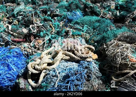 Une grande pile de filets de pêche, de cordes et de débris de chalutier a dragué du port de Los Angeles. Les filets de pêche sont une source majeure de pollution des océans. Banque D'Images