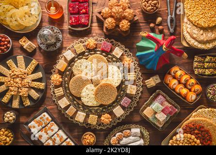 Collection de friandises et de bonbons arabes traditionnels pour célébrer l'anniversaire du prophète Mahomet. Variétés de sucreries égyptiennes de Mawlid. Banque D'Images