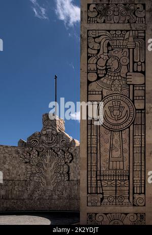 Sculpture de cercle de circulation monumento a la patria dans la ville de Mérida au Mexique. Sculpté à la main pour honorer l'héritage maya des peuples indigènes mexicains. Banque D'Images