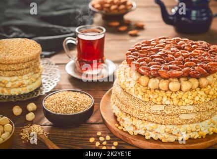 Collection de friandises et de bonbons arabes traditionnels pour célébrer l'anniversaire du prophète Mahomet. Variétés de sucreries égyptiennes de Mawlid. Banque D'Images