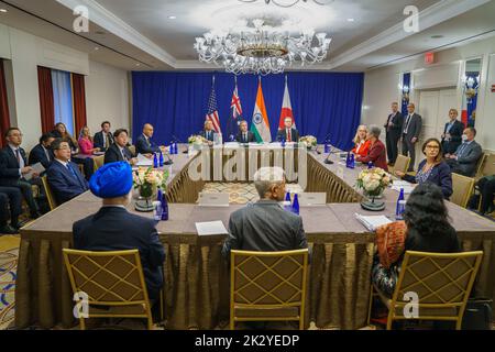 New York, États-Unis. 23rd septembre 2022. Le secrétaire d'État américain Tony Blinken, au centre, participe à la rencontre en quad Indo-Pacifique avec le ministre australien des Affaires étrangères Penny Wong, le ministre indien des Affaires étrangères Subrahmanyam Jaishankar et le ministre japonais des Affaires étrangères Hayashi Yoshimasa, en marge de la session de 77th de l'Assemblée générale de l'URSS, à 23 septembre 2022, à New York. Crédit : Ron Przysucha/Département d'État photo/Alamy Live News Banque D'Images