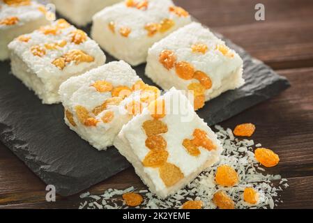 Bonbons à la noix de coco traditionnels arabes avec raisins secs. Les desserts orientaux égyptiens sont généralement consommés lors de la célébration d'anniversaire du prophète Mahomet. Banque D'Images