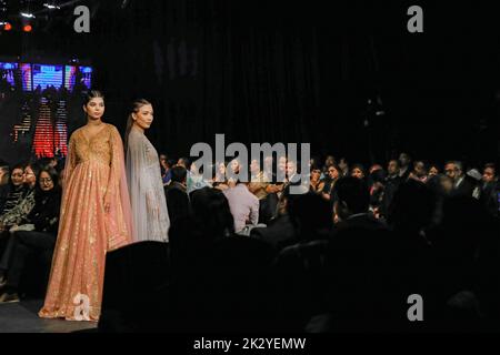 Katmandou, Népal. 23rd septembre 2022. Les modèles défilent sur la piste portant des vêtements de designer le deuxième jour de la semaine de la mode TGIF Nepal au Hyatt Regency. Crédit : SOPA Images Limited/Alamy Live News Banque D'Images