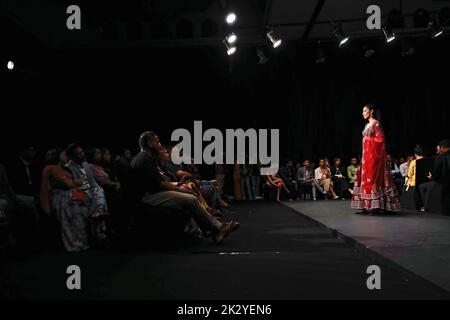 Katmandou, Népal. 23rd septembre 2022. Les modèles défilent sur la piste portant des vêtements de designer le deuxième jour de la semaine de la mode TGIF Nepal au Hyatt Regency. Crédit : SOPA Images Limited/Alamy Live News Banque D'Images