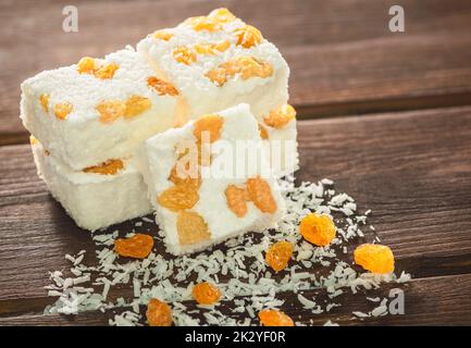 Bonbons à la noix de coco traditionnels arabes avec raisins secs. Les desserts orientaux égyptiens sont généralement consommés lors de la célébration d'anniversaire du prophète Mahomet. Banque D'Images