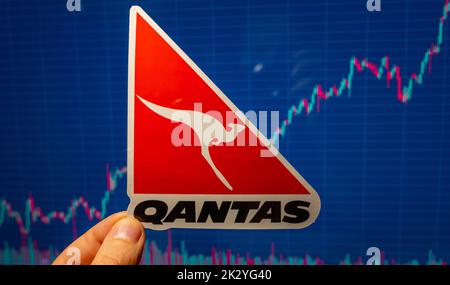 10 novembre 2021, Sydney, Australie. L'emblème de la compagnie aérienne Qantas sur fond de tableau des cours de l'action. Banque D'Images