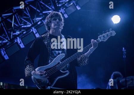 Roskilde, Danemark. 02nd, juillet 2022.le bassiste Nikolai Fraiture Julian Casablancas est vu en direct sur scène. (Crédit photo: Gonzales photo - Thomas Rasmussen). Banque D'Images