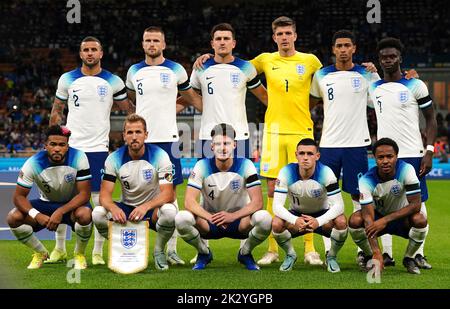 Équipe d'Angleterre, rangée arrière, de gauche à droite, Kyle Walker, Eric Dier, Harry Maguire, Nick Pope, Jude Bellingham, Bukayo Saka. Rangée avant, de gauche à droite, Reece James, Harry Kane, Declan Rice, Phil Foden et Raheem Sterling avant le match de l'UEFA Nations League au stade San Siro de Milan, en Italie. Date de la photo: Vendredi 23 septembre 2022. Banque D'Images