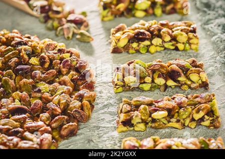 Sucreries traditionnelles de pistaches recouvertes de sucre arabe. Dessert oriental égyptien généralement mangé lors de la « Fête d'anniversaire du prophète Mahomet ». Banque D'Images