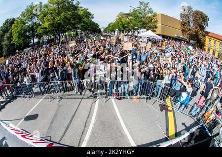 Munich, Bavière, Allemagne. 23rd septembre 2022. En rejoignant d'autres villes du monde entier, plus de 6 000 se sont réunis à Koenigsplatz à Munich, en Allemagne, pour exiger la justice climatique avant qu'il ne soit trop tard. Lancé par Greta Thunberg, le vendredi du mouvement futur est devenu un phénomène mondial, avec des jeunes et des jeunes adultes manifestant chaque semaine pour faire pression sur les politiciens pour qu'ils mettent en place des mesures pour sauver la planète avant que les dégâts ne soient irréversibles. Les scientifiques croient que onze ans sont le nombre avant qu'il n'y ait pas de retour en arrière. Crédit : ZUMA Press, Inc./Alay Live News Banque D'Images