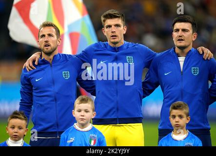 Harry Kane (à gauche), Nick Pope (au centre) et Harry Maguire chantent l'hymne national avant le match de la Ligue des Nations de l'UEFA au stade San Siro de Milan, en Italie. Date de la photo: Vendredi 23 septembre 2022. Banque D'Images