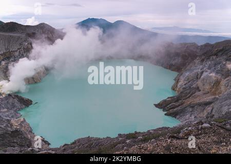 Vue aérienne d'un lac d'acide bleu avec vapeur de soufre près du mont Ijen, Java, Indonésie Banque D'Images