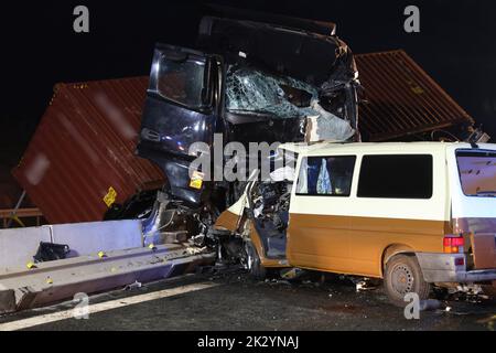 Wachenroth, Germany. 23rd Sep, 2022. A crashed truck and crashed VW bus at the scene of the accident on highway 3 in Middle Franconia. Two people were killed in a collision between two trucks on the Autobahn 3 in Middle Franconia on Friday. A large passenger car was also involved in the accident between Höchstadt Nord and Schlüsselfeld in the direction of Würzburg. Credit: Goppelt/Vifogra/dpa/Alamy Live News Stock Photo