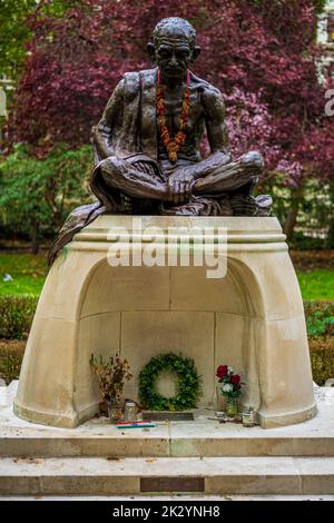 Statue de Gandhi Londres - statue de Mahatma Gandhi dans les jardins de Tavistock Square Bloomsbury Londres. Sculpté par Fredda Brilliant et installé en 1968 Banque D'Images